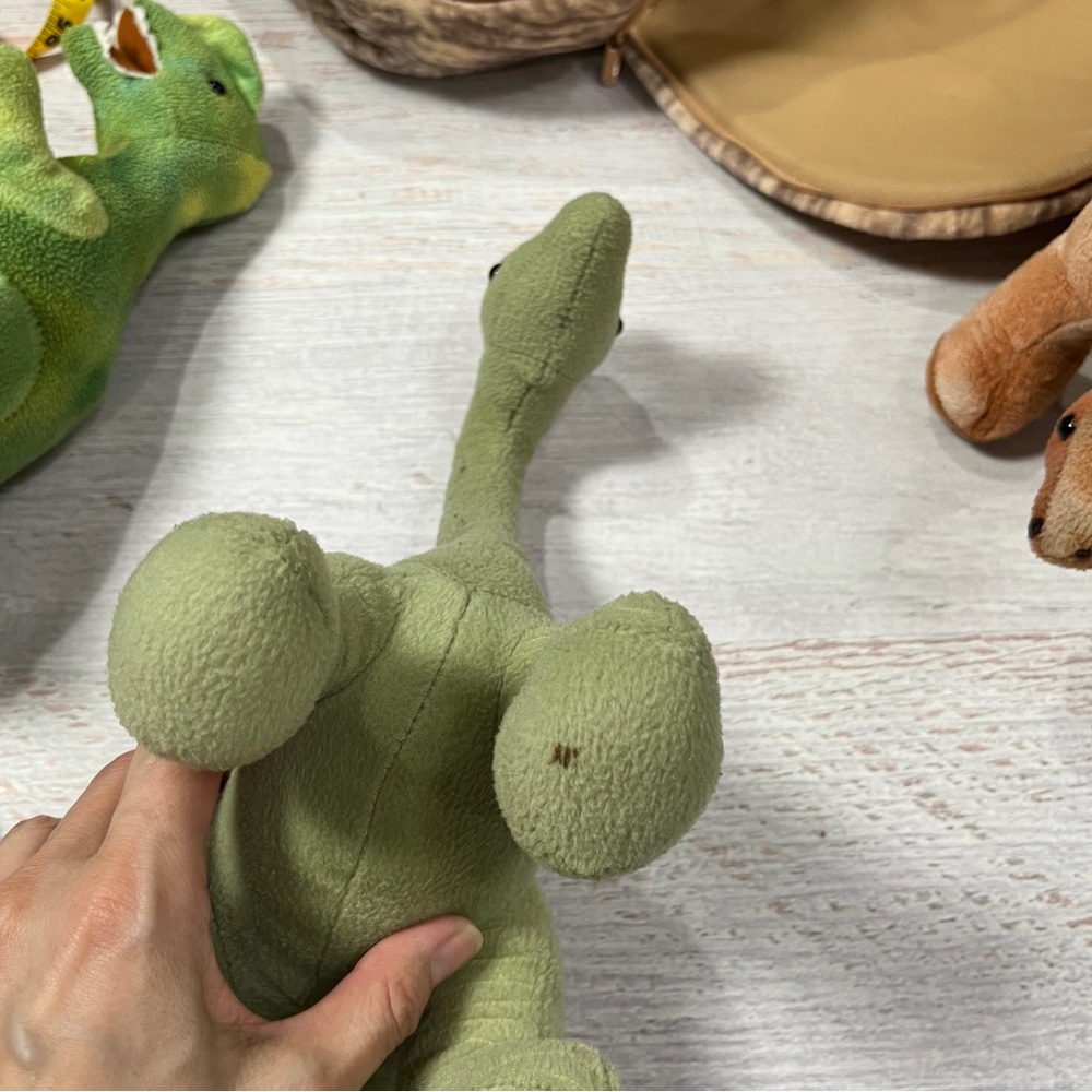 FAO Schwarz Dinosaurs Stuffed Animals with Plush Mountain Cave Carry Bag 7 Dinos - Picture 7 of 14
